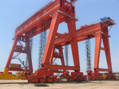 Cần cẩu Gantry gắn trên đường sắt